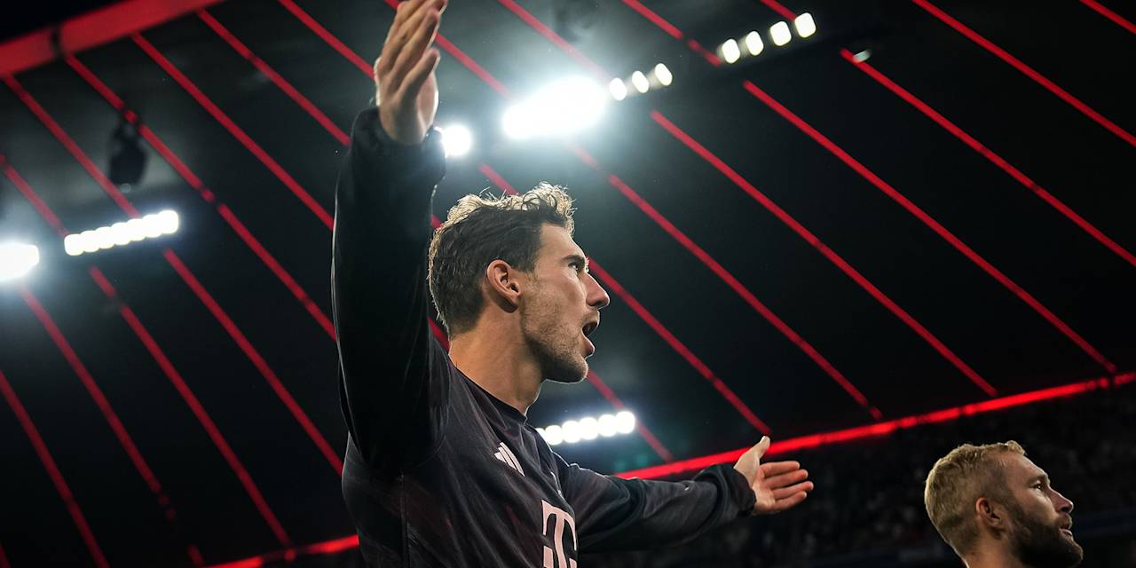 Leon Goretzka feiert mit seinen Teamkollegen vor der Fankurve nach dem Heimsieg gegen RB Leipzig beim Bundesligaauftakt