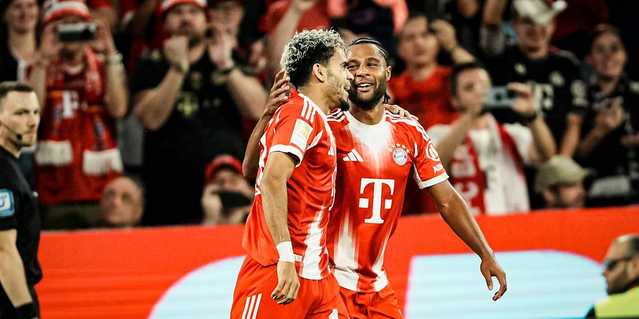 Luis Díaz und Serge Gnabry bejubeln das Tor zum 2:0 während des Bundesligaauftakts zwischen dem FC Bayern und RB Leipzig