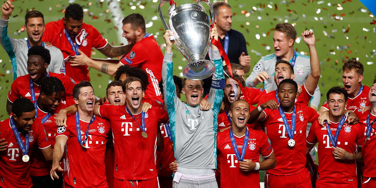 Spieler des FC Bayern jubeln mit dem CL-Pokal