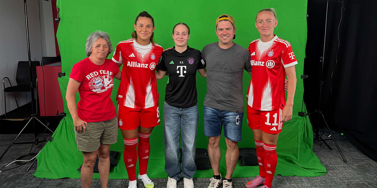 Lena Oberdorf und Lea Schüller mit Mitgliedern des Fanclubs Red Deaf