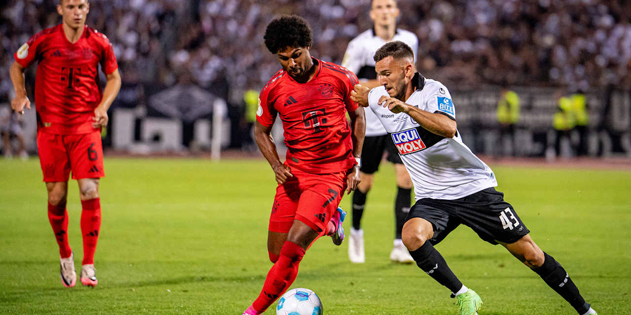Serge Gnabry im Zweikampf mit einem Spieler des SSV Ulm