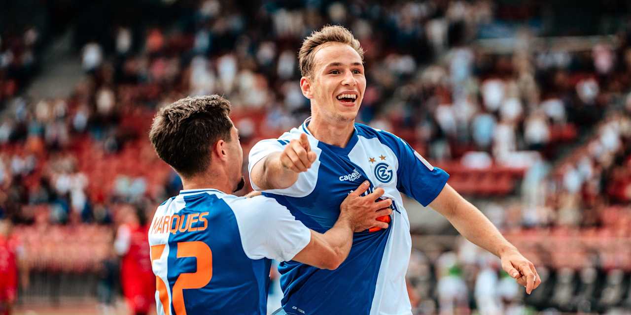 Lovro Zvonarek jubelt mit einem Teamkollegen.