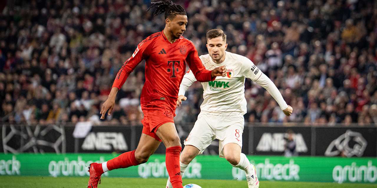 Michael Olise im Zweikampf im Spiel gegen den FC Augsburg