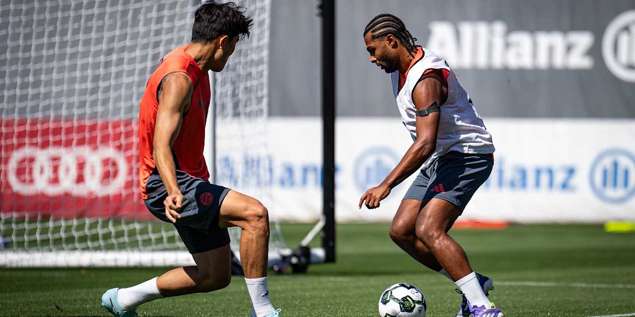 Serge Gnabry im Zweikampf mit Minjae Kim im Training des FC Bayern vor dem Pokalspiel in Wiesbaden.