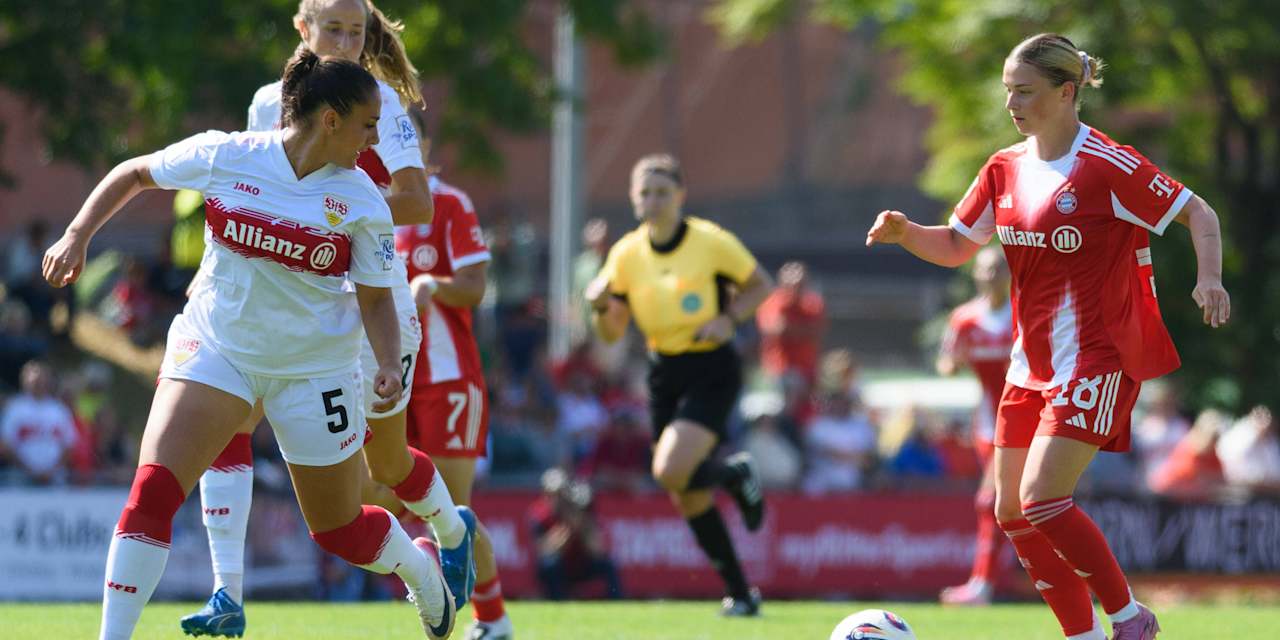Maria Plattner beim Dibbling gegen eine Verteidigerin des VfB Stuttgart im ersten Saisonspiel der FC Bayern Frauen II.
