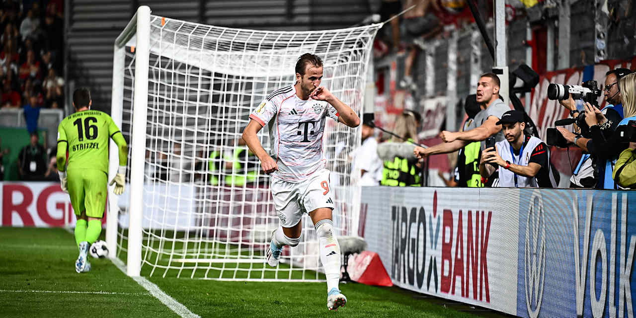 Harry Kane bejubelt den 3:2-Siegtreffer während des DFB-Pokalspiels des FC Bayern beim SV Wehen Wiesbaden