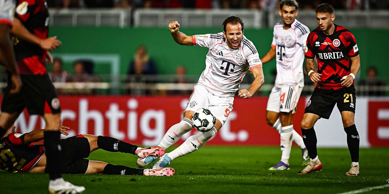 Harry Kane wird gefoult während des DFB-Pokalspiels des FC Bayern beim SV Wehen Wiesbaden