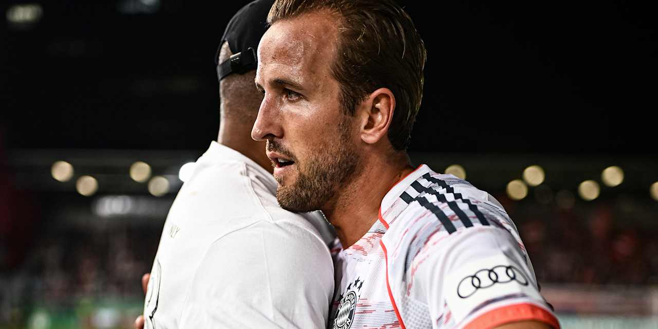 Kane umarmt VIncent Kompany nach dem Pokalspiel in Wiesbaden