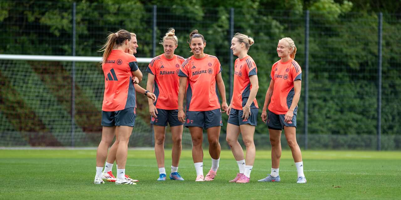 Die FC Bayern Frauen lachend während der Pause im Training.