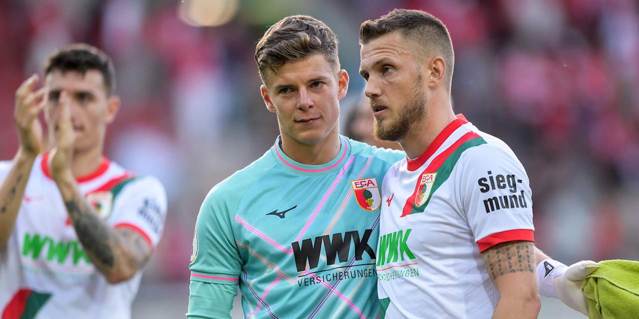 Finn Dahmen und Jeffrey Gouweleeuw sprechen nach einem Spiel des FC Augsburg.