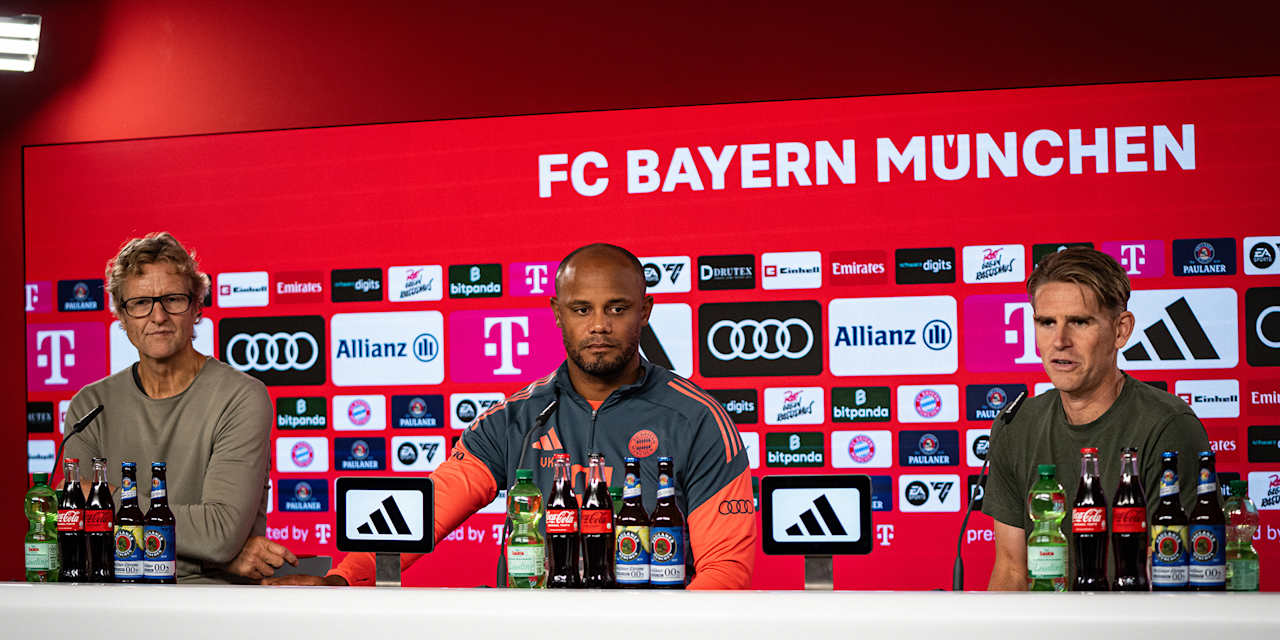 Dieter Nickles, Vincent Kompany und Christoph Freund im Pressetalk vor dem Gastspiel des FC Bayern in Augsburg