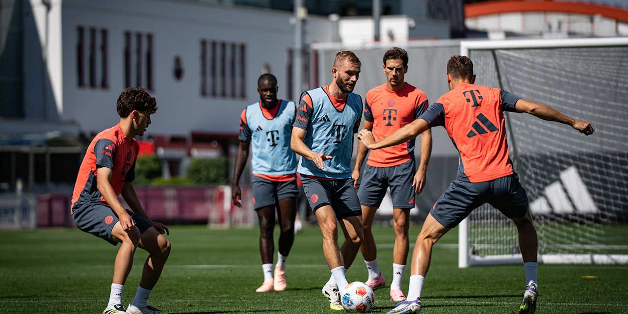 Konrad Laimer spielt einen Pass im Training des FC Bayern