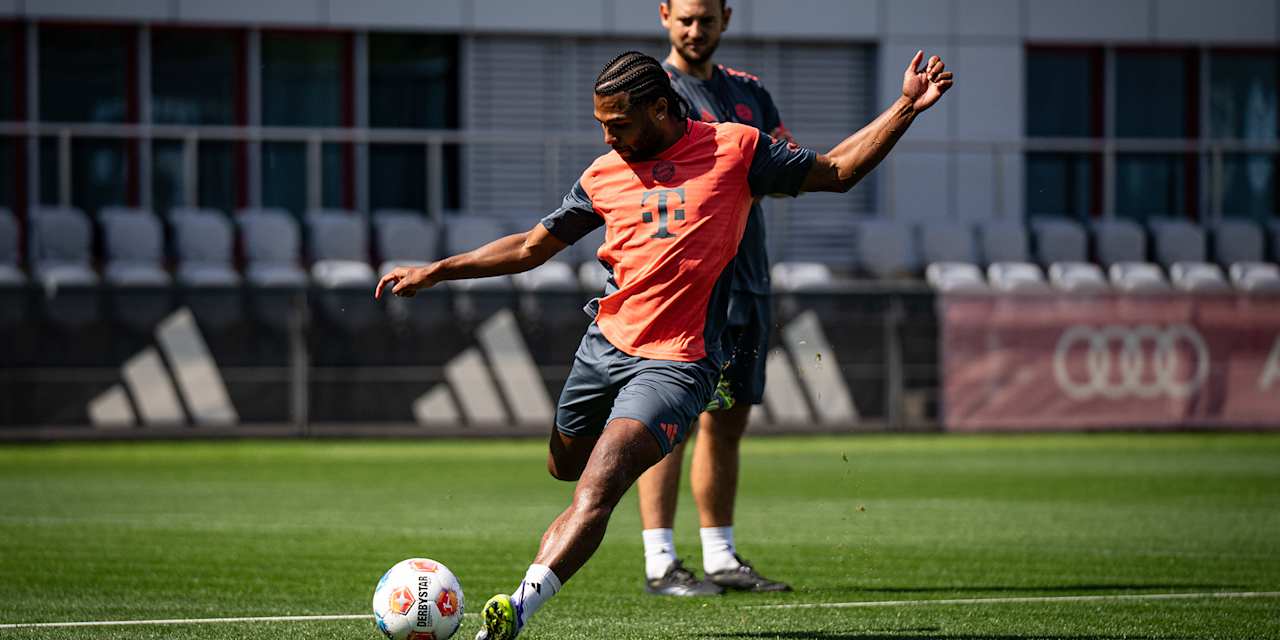 Serge Gnabry schießt aufs Tor im Training des FC Bayern