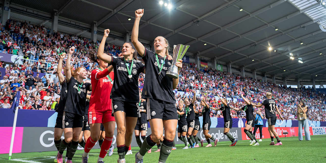 Die FC Bayern Frauen bejubeln den Gewinn des Supercups gegen den VfL Wolfsburg.