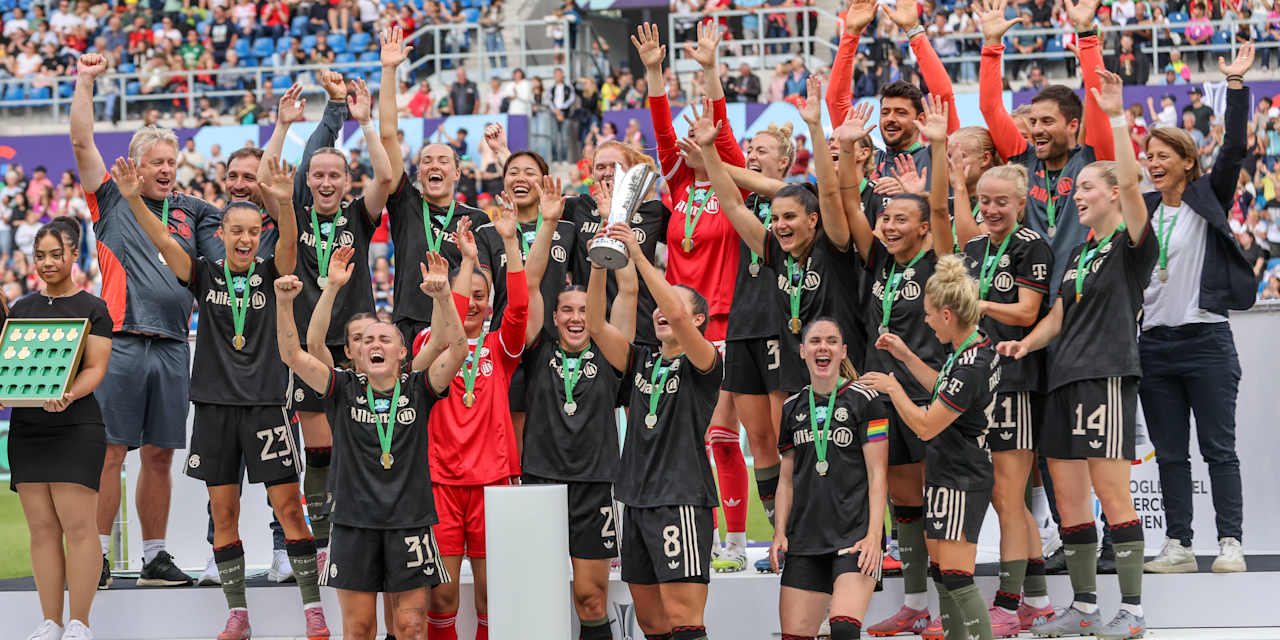 Die FC Bayern Frauen bejubeln den Supercup 2025.