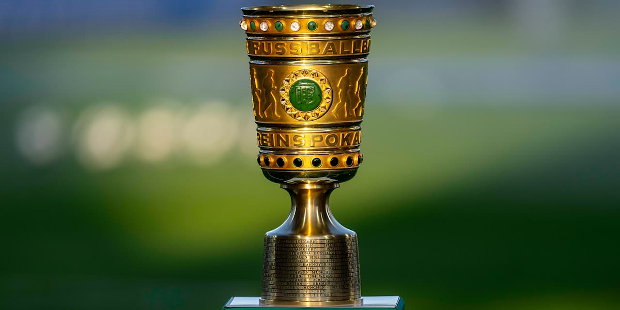 Der DFB-Pokal ist vor einem Spiel im Stadion ausgestellt.