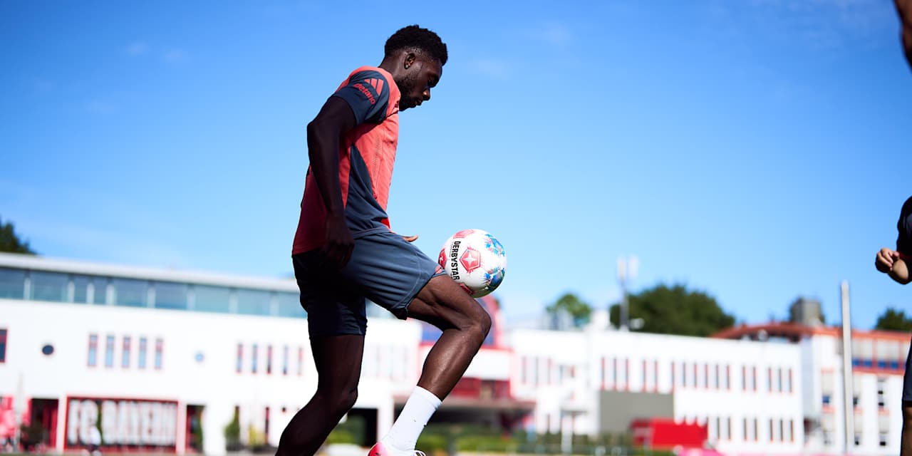 Alphonso Davies passt den Ball im Training des FC Bayern.