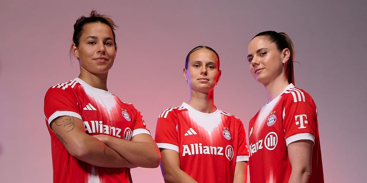 Lena Oberdorf, Klara Bühl und Sarah Zadrazil posieren im Zuge des Allianz Arena-Spiels.