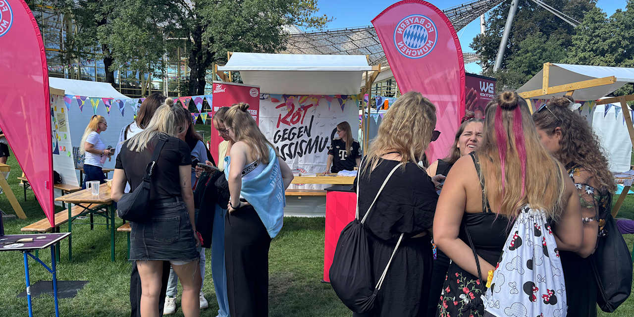 Besucher des Superblooms vor dem Rot-gegen-Rassismus-Stand des FC Bayern