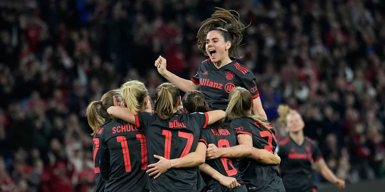 Die FC Bayern Frauen bejubeln ein Tor gegen den FC Arsenal.