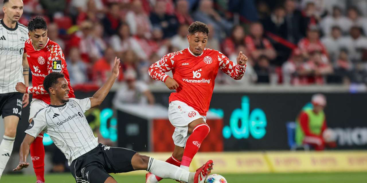Armindo Sieb behauptet den Ball bei einer Grätsche eines Gegenspielers.