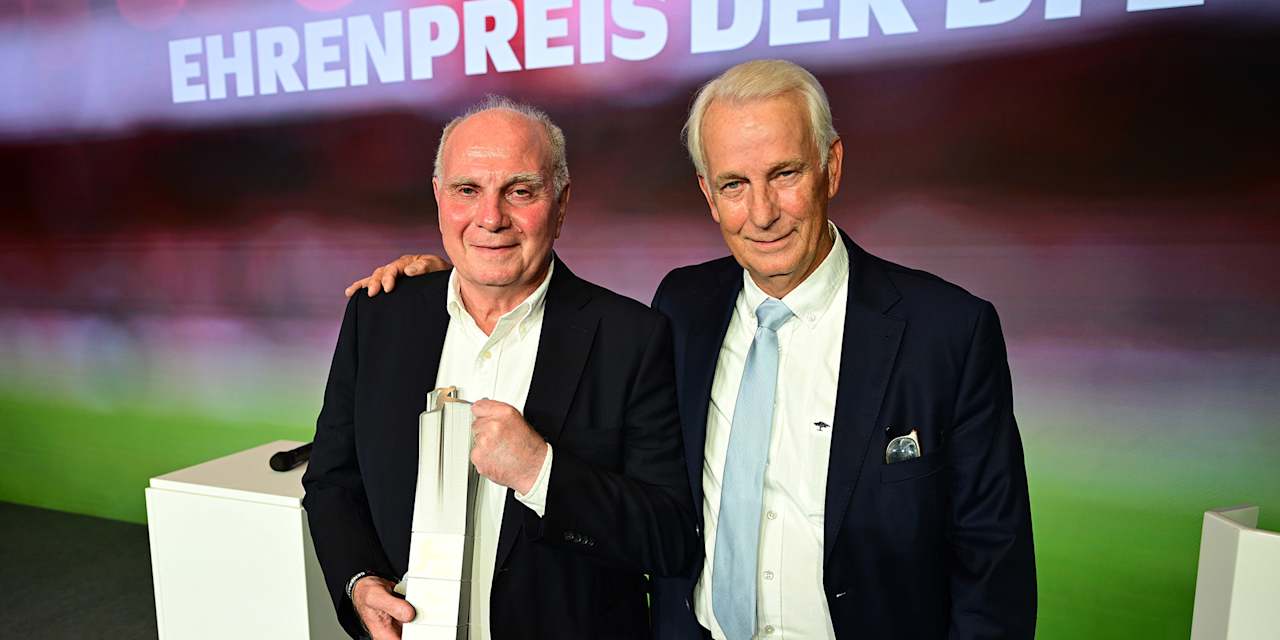 Uli Hoeneß und Rainer Bonhof bei der Preisverleihung zum Ehrenpreis der DFL