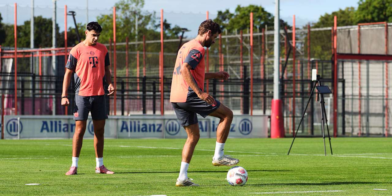 Aleksandar Pavlovic watches Thomas Müller during a training exercise.