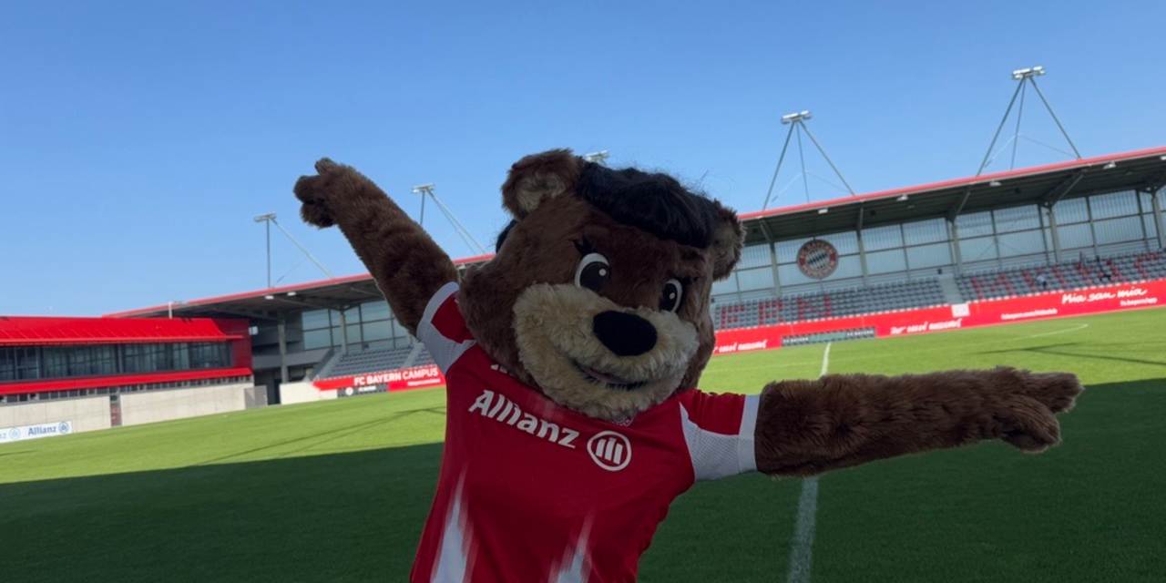 Mia am Spielfeldrand beim Campus.