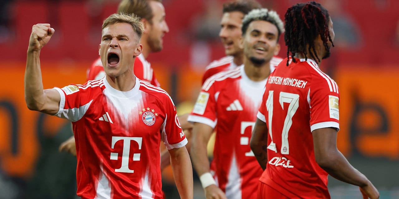Joshua Kimmich jubelt mit erhobener Faust nach dem 3:0 im Bundesliga-Spiel des FC Bayern beim FC Augsburg.