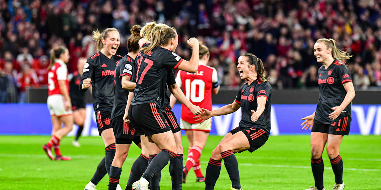 Die FC Bayern Frauen bejubeln ein Tor in der Allianz Arena