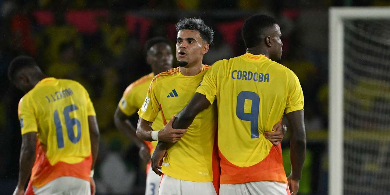 Luis Diaz umarmt seinen Mitspieler Jhon Cordoba nach dem 3:0-Sieg Kolumbiens gegen Bolivien