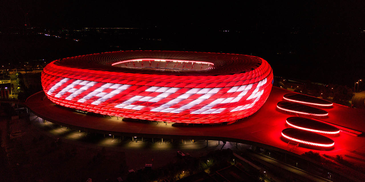 Sonderbeleuchtung der Allianz Arena in Rot mit weißem Schriftzug IAA 2025