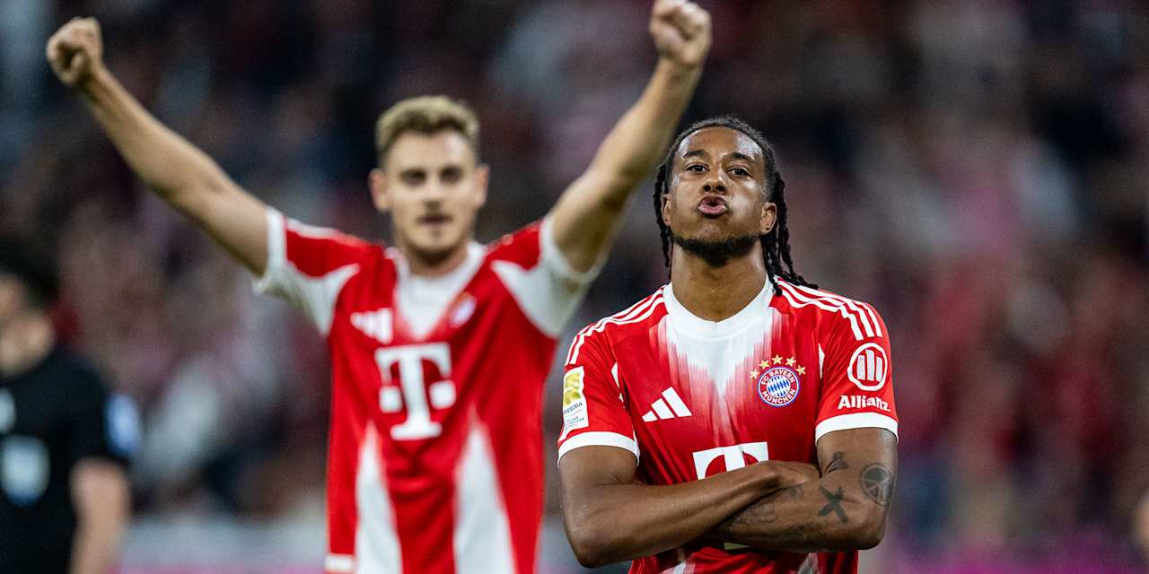 Michael Olise präsentiert sich nach einem Tor gegen RB Leipzig selbstbewusst mit verschränkten Armen