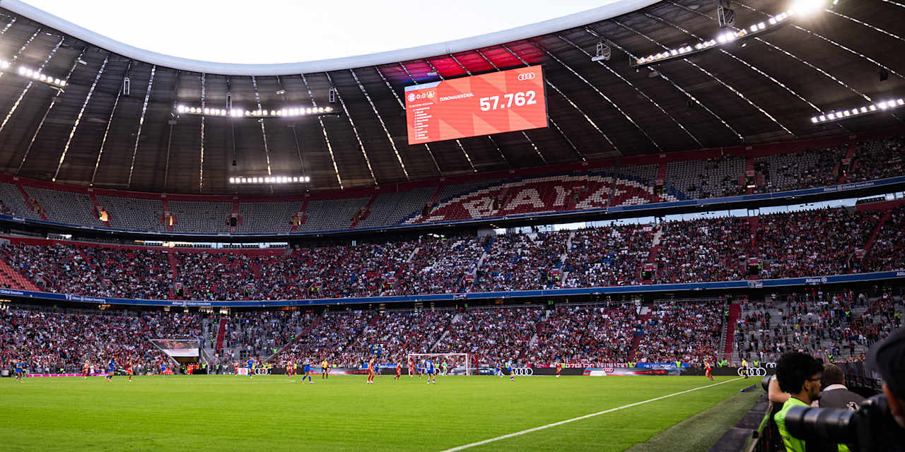 Scoreboard showing the attendance at FC Bayern Women's match against Bayer Leverkusen