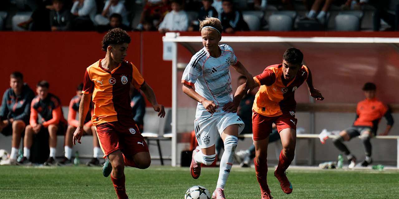 Szene aus dem Spiel des FC Bayern gegen Galatasaray Istanbul beim U15 Elite Cup am FC Bayern Campus