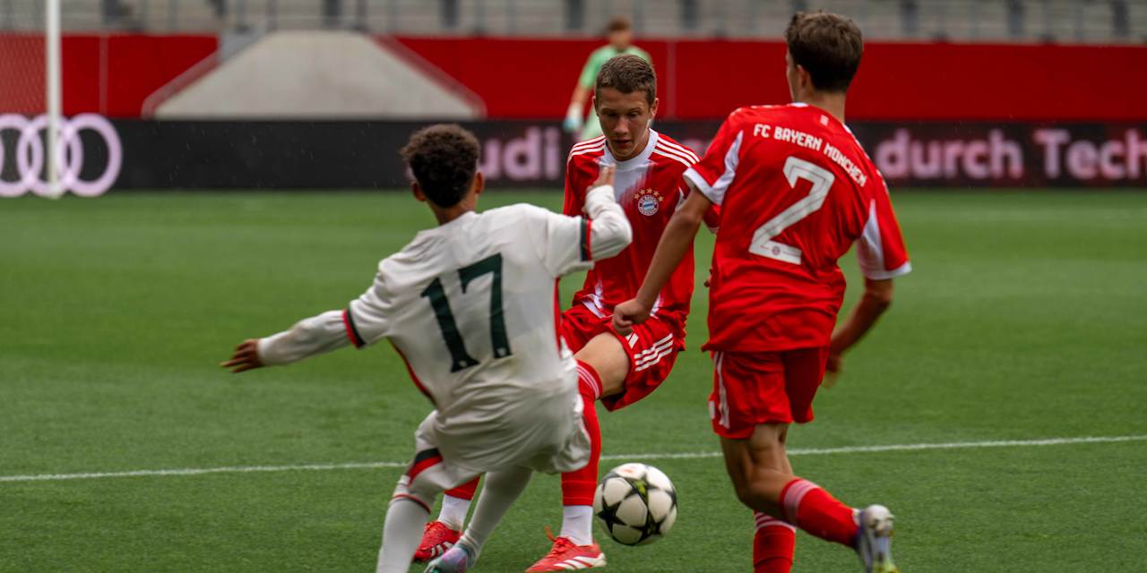 Szene aus dem Spiel FC Bayern vs. FC Chelsea beim U15 Elite Cup am FC Bayern Campus.