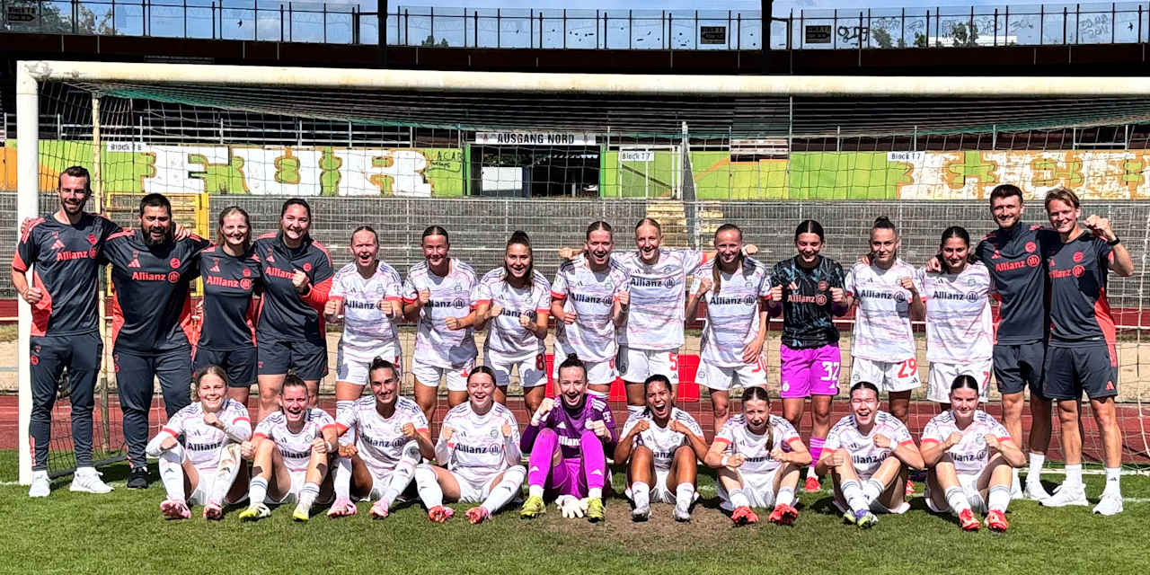 Teamfoto der FC Bayern Frauen II jubelnd vor dem Tor beim Auswärtssieg gegen Wolfsburg
