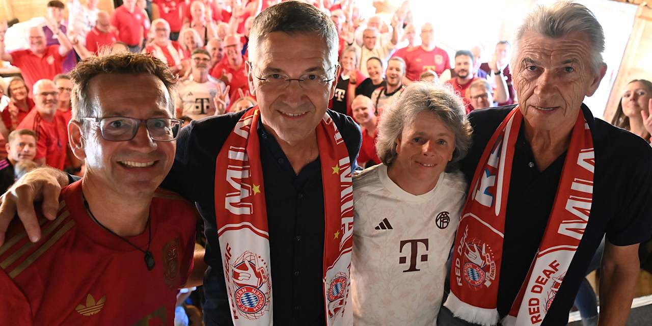 President Herbert Hainer (second from left) and Klaus Augenthaler (right) at the FC Bayern fan club Red Deaf
