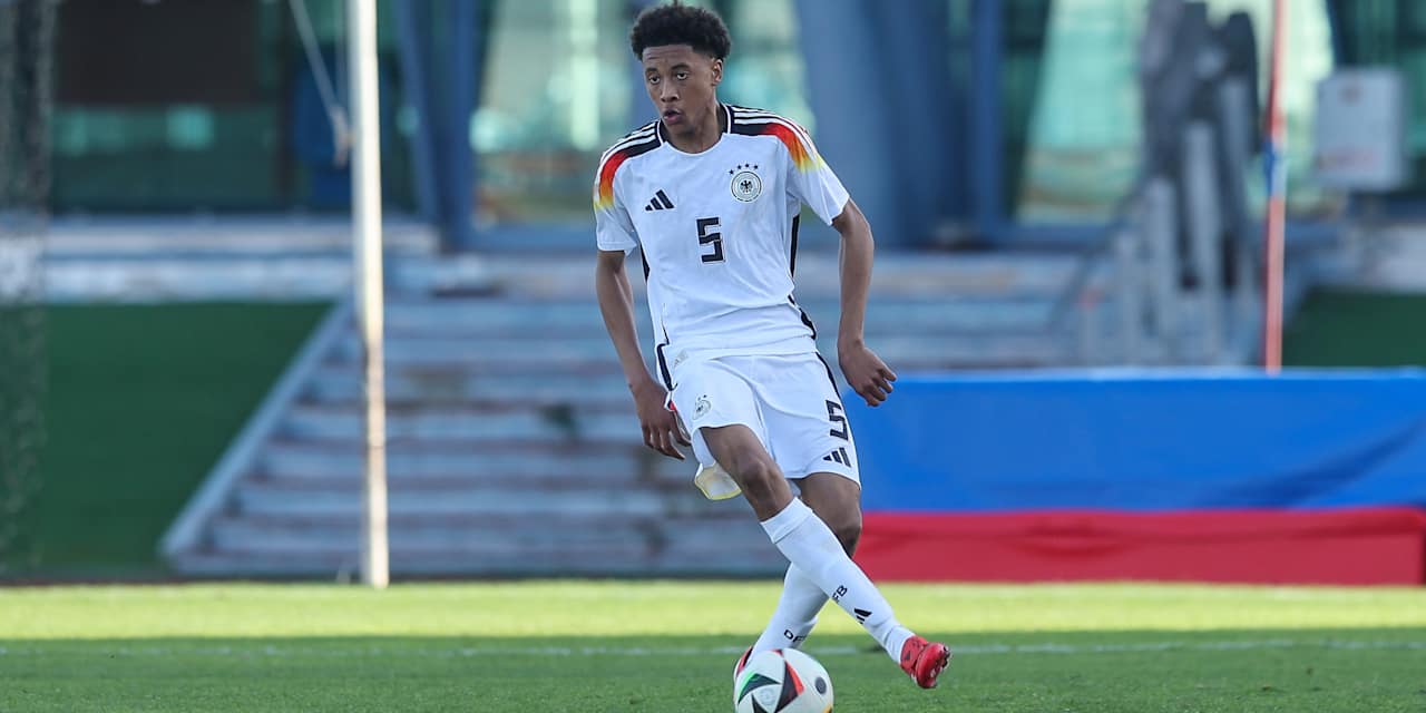 Cassiano Kila kontrolliert den Ball im Trikot der deutschen Nationalmannschaft.