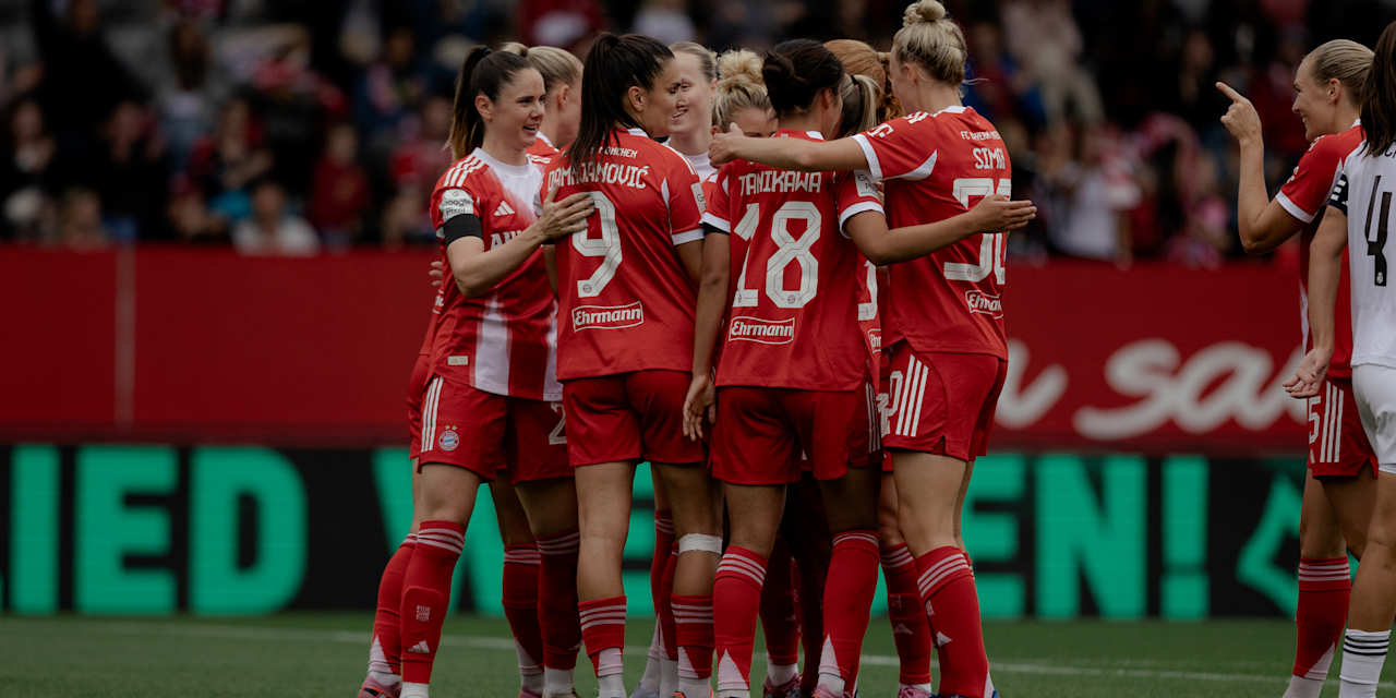 Die Mannschaft der FCB-Frauen in einer Jubeltraube nach einem Tor gegen Real Madrid am FC Bayern Campus.