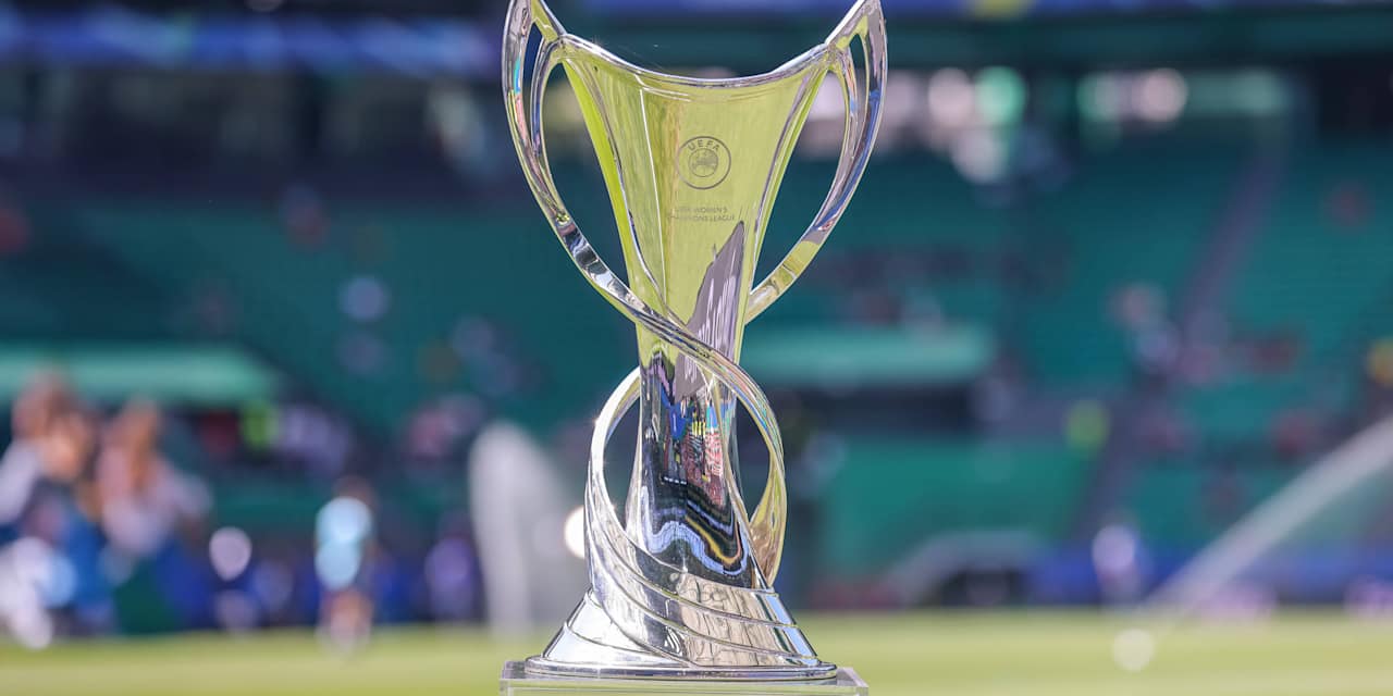 Die Trophäe der UEFA Women's Champions League in einem leeren Stadion.