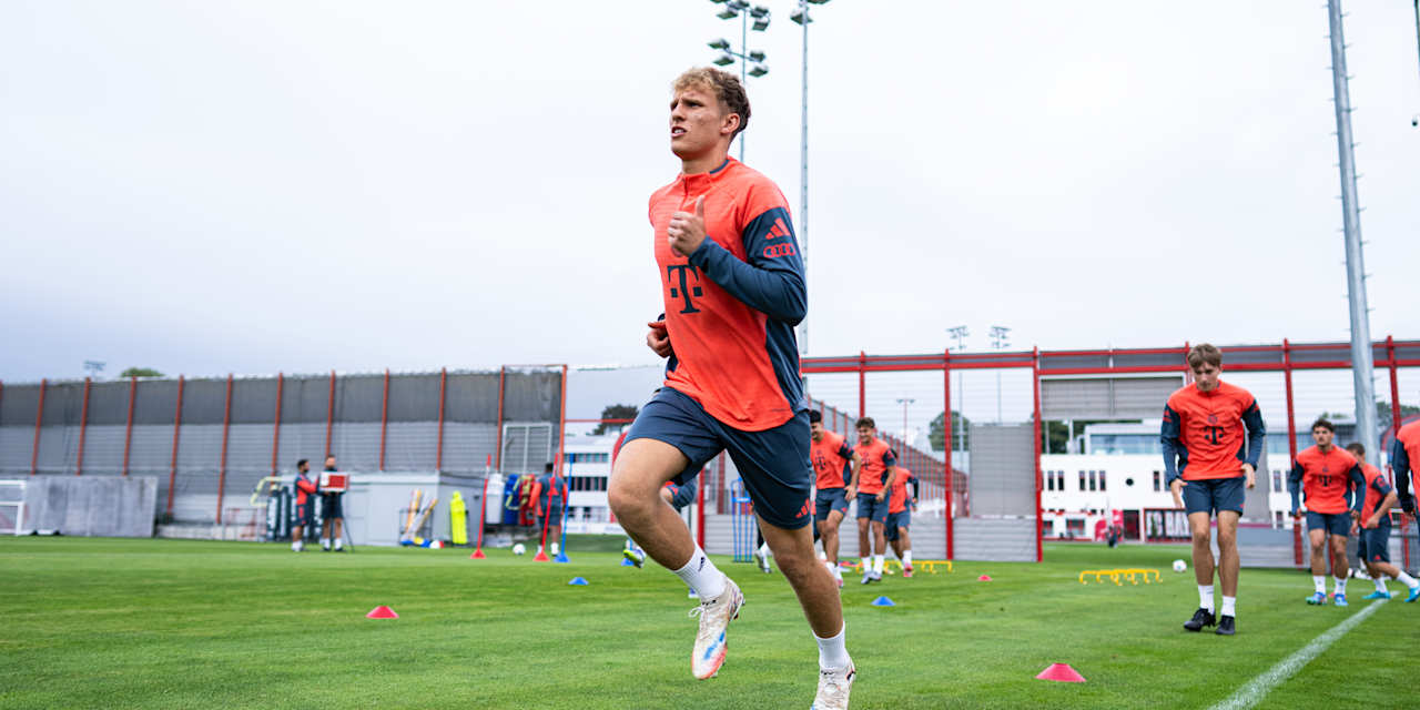 Kurt Rüger absolviert im Training der FCB Amateure eine Laufübung.