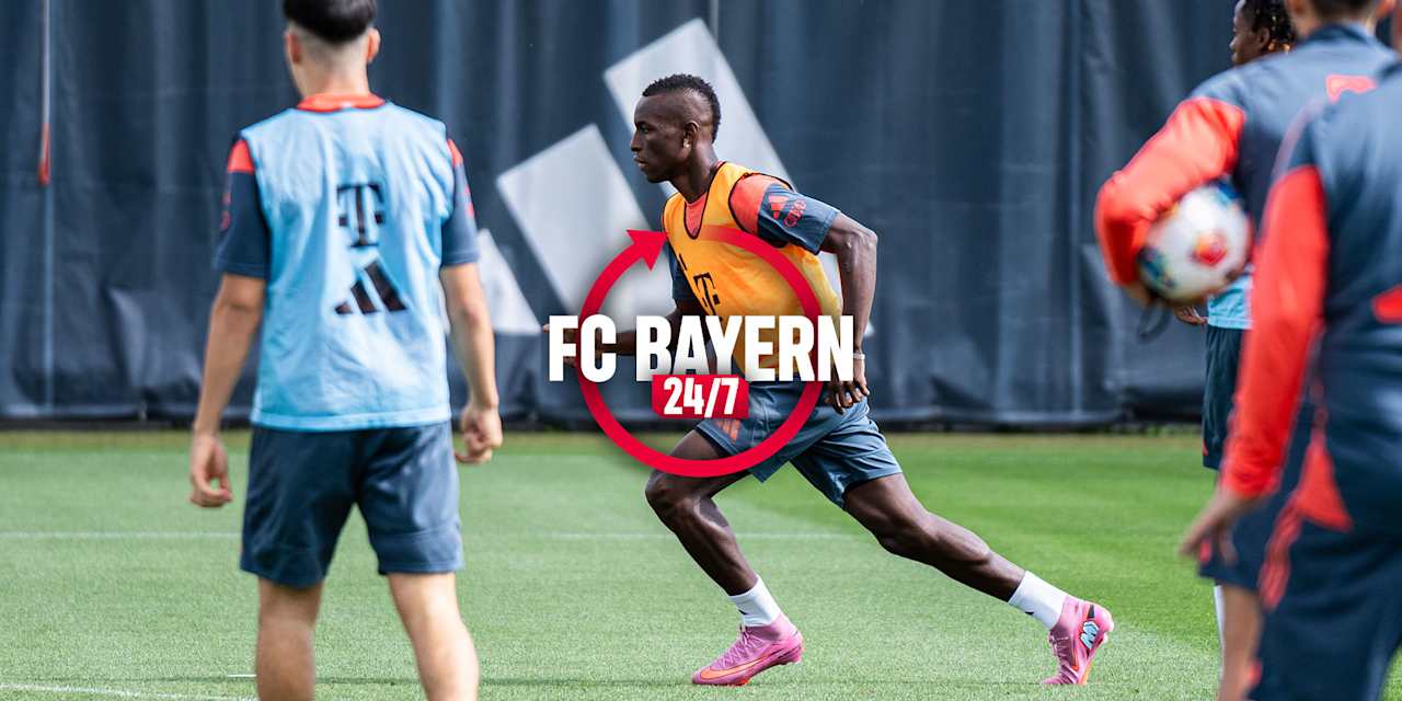 Eine Grafik des FC Bayern 24/7-Ticker: Nicolas Jackson rennt im Training des FC Bayern