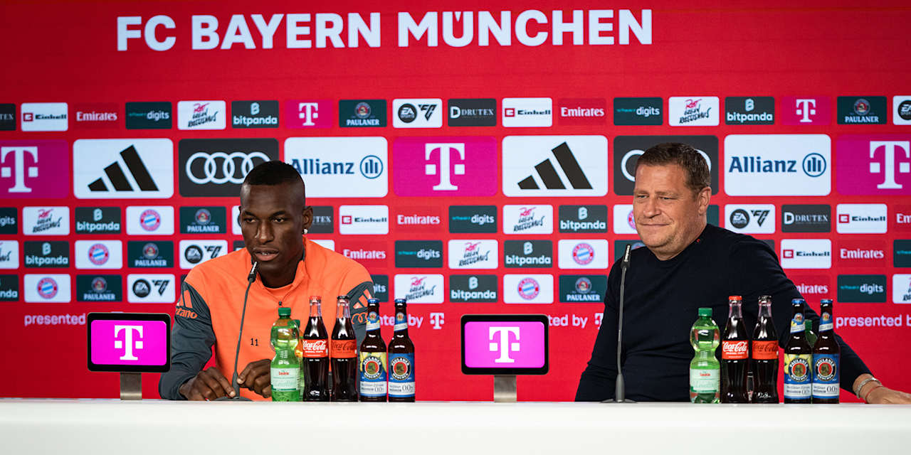 Nicolas Jackson und Max Eberl sprechen auf einer Pressekonferenz