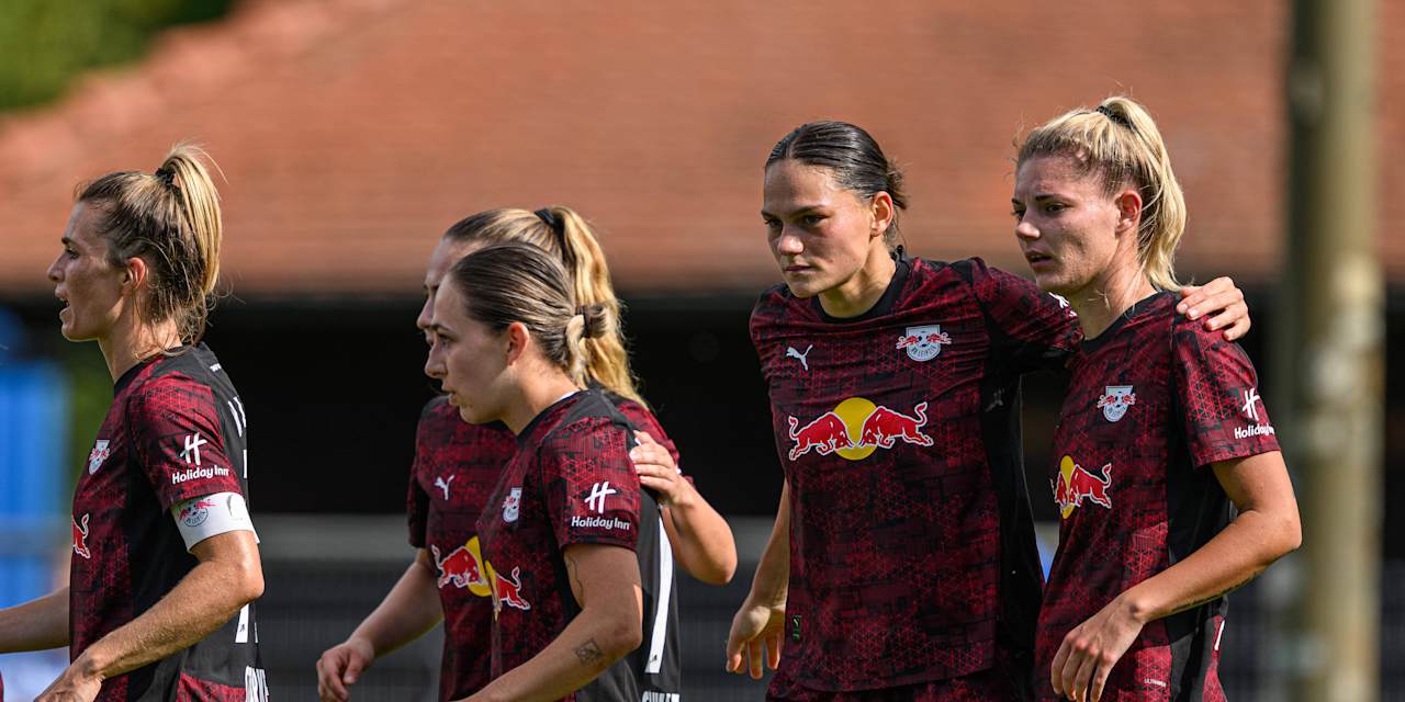 EB Leipzig bejubelt einen Treffer in einem Testspiel der Sommervorbereitung.