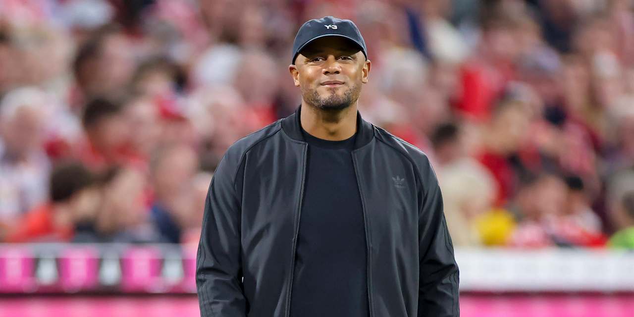 Vincent Kompany geht lachend durch die Allianz Arena