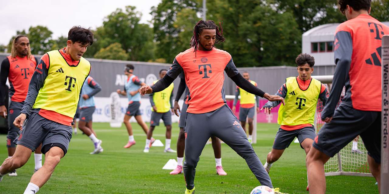 Michael Olise con el balón durante el entrenamiento del FC Bayern antes del partido en casa contra el Hamburger SV.