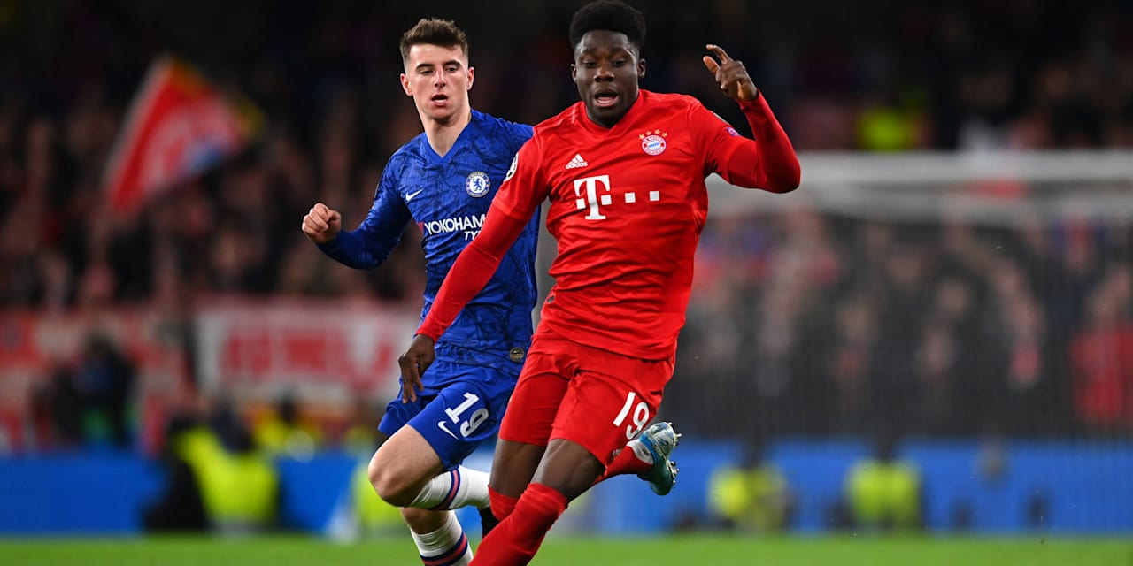 Alphonso Davies im Zweikampf mit einem Chelsea-Spieler.