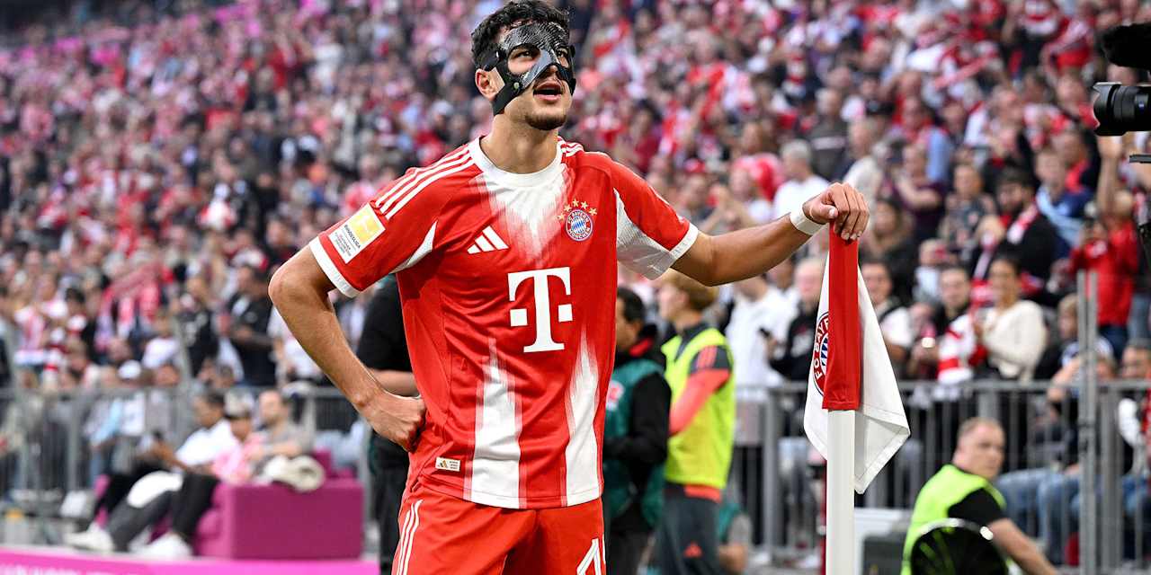 Aleksandar Pavlovic lässt sich nach dem 2:0 im Bundesliga-Spiel FC Bayern gegen Hamburger SV an der Eckfahne feiern