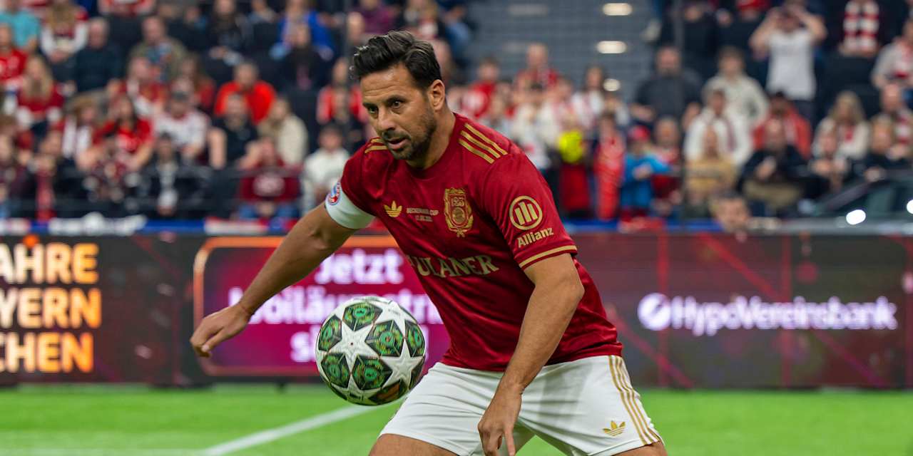 Claudio Pizarro dribbelt mit dem Ball beim Franz Beckenbauer-Cup im SAP Garden.